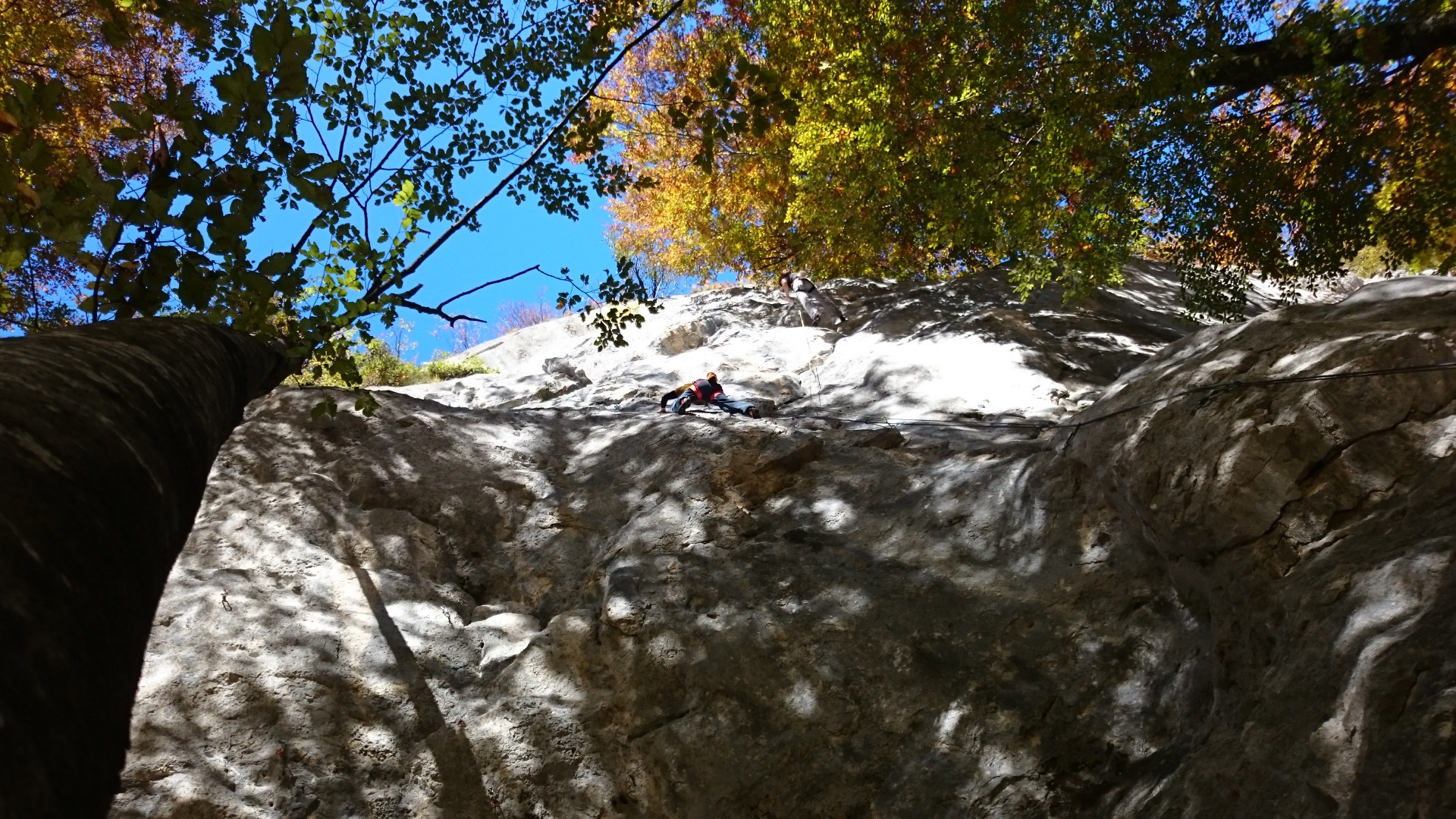 Daniel Wiener klettert „Sonnenstrahl“ im Klettergarten Plombergstein