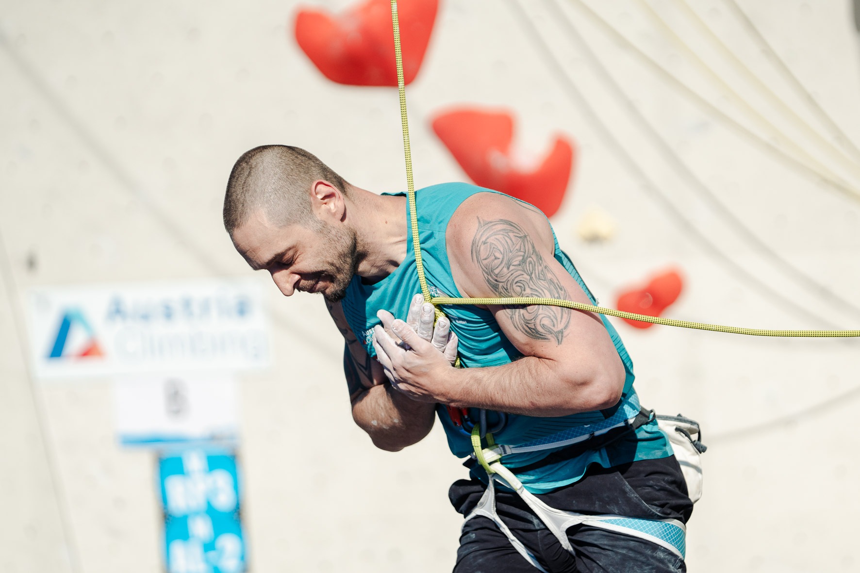 Daniel Wiener verneigt sich dankbar vor dem Publikum beim Paraclimbing Weltcup Finale 2023 in Innsbruck 