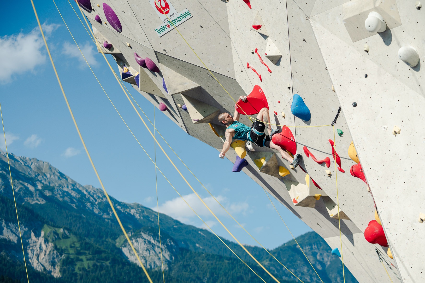 Daniel Wiener klettert in der Finalroute beim Paraclimbing Weltcup 2023 in Innsbruck